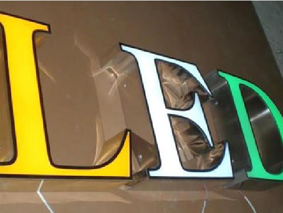石柱介绍LED招牌的基础知识。